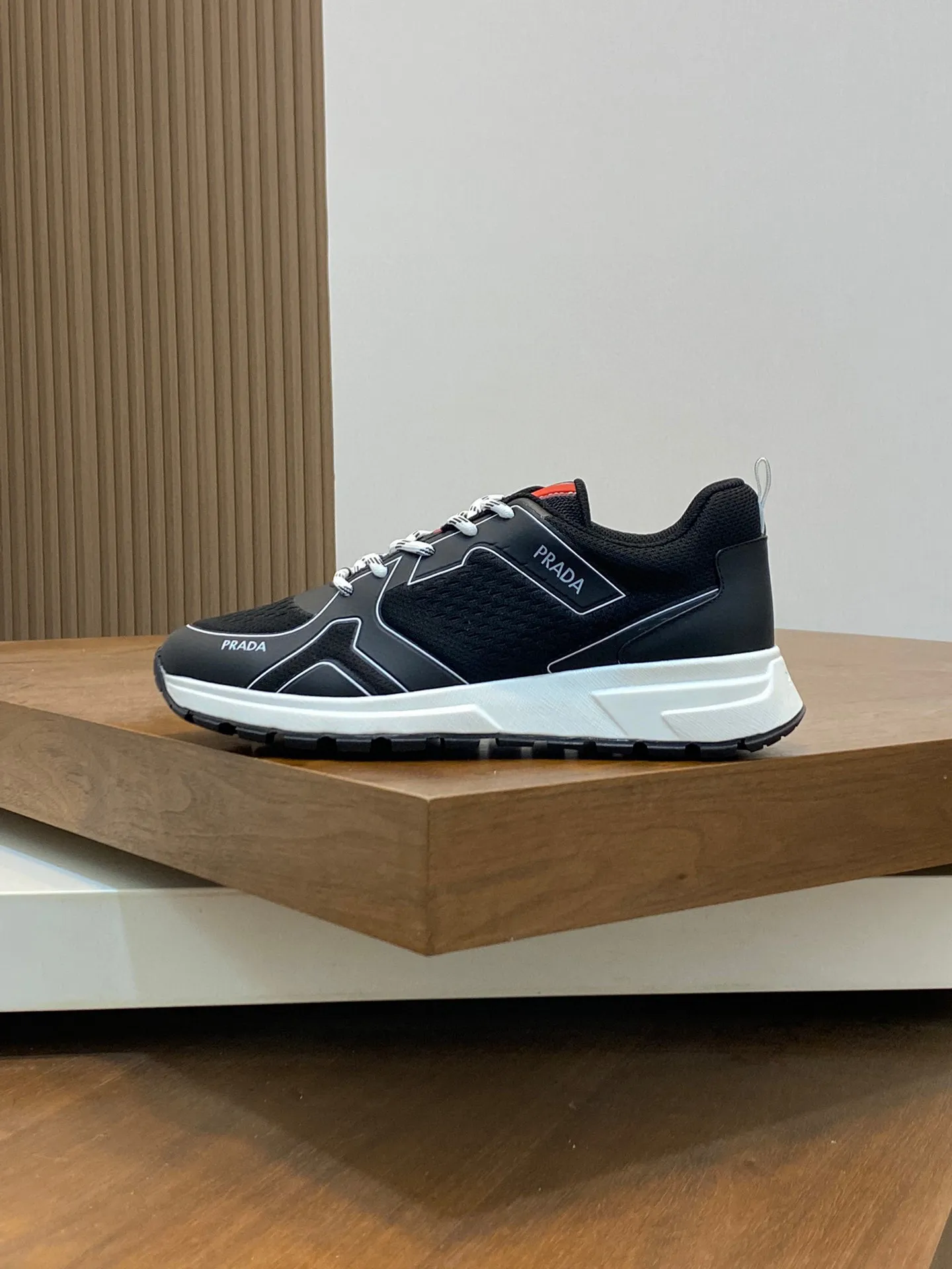 Men's Men's Shoes 💰780 Prada/Prada Men's Leather Casual Sports Shoes, great products made in Guangzhou! Made of imported solid-color calfskin stitched with mesh cowhide upper, three-dimensional geometric segmentation, precision manufacturing, even stitching, the leather texture can be seen at a glance, multi-color splicing, fashionable and generous, soft, comfortable and breathable, decorated with the PRADA letter logo on the outside. The tongue is decorated with the classic letter logo, and the heel is decorated with a fabric strap. It is a classic sports shoe shape of the P family, with a fabric lining, a cowhide footbed with a silver logo, and an exclusive rubber outsole of the P family. The details are carefully crafted, making it a versatile item for travel! Comes with original box and dust bag! Multiple colors available! Size: 39-40-41-42-43-44 standard leather shoe size